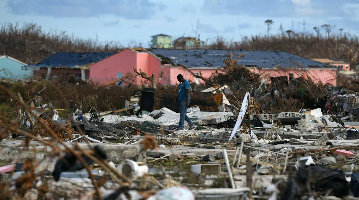 Un hombre busca sus pertenencias en los escombros que ha dejado el huracán Dorian