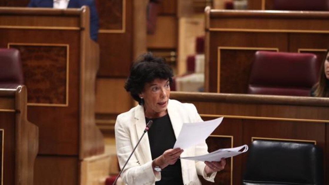 La ministra de Educación, Isbel Celaá, hoy en el Congreso