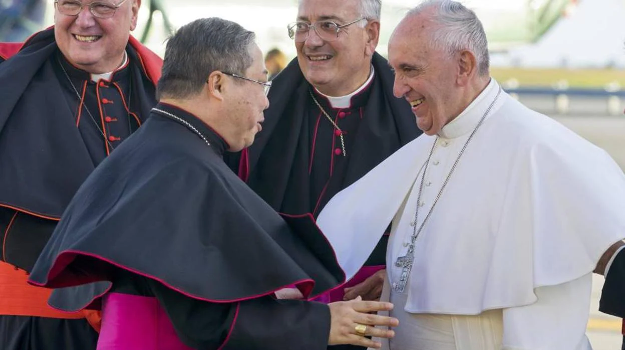 Bernardito Auza saluda al Papa Francisco