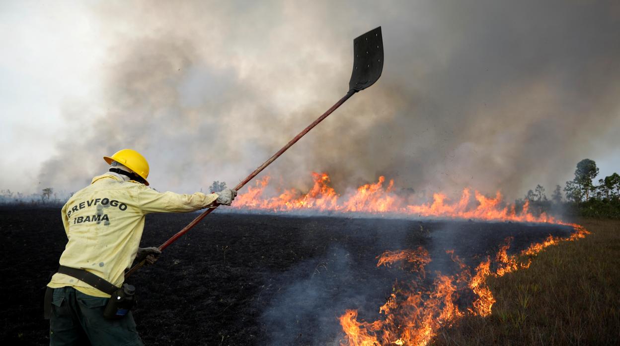 Un bombero intenta sofocar el fuego en el Amazonas