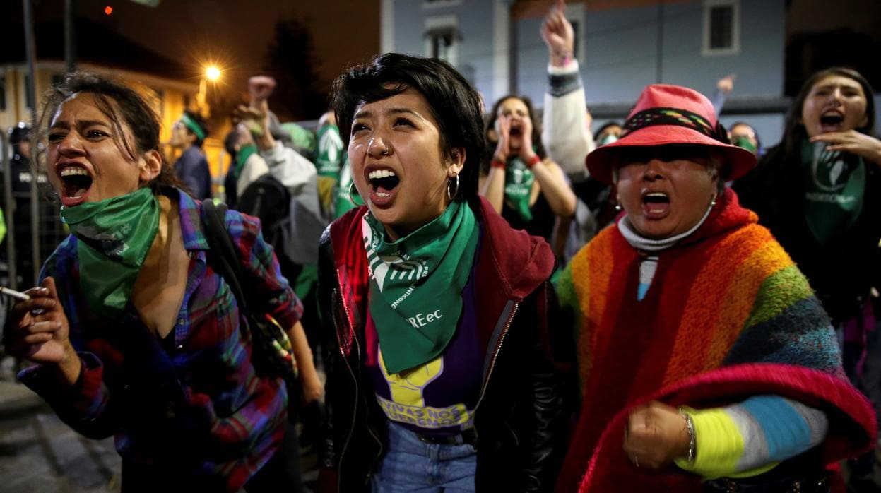 Manifestantes protestan este martes tras la negativa del Legislativo ecuatoriano a despenalizar el aborto