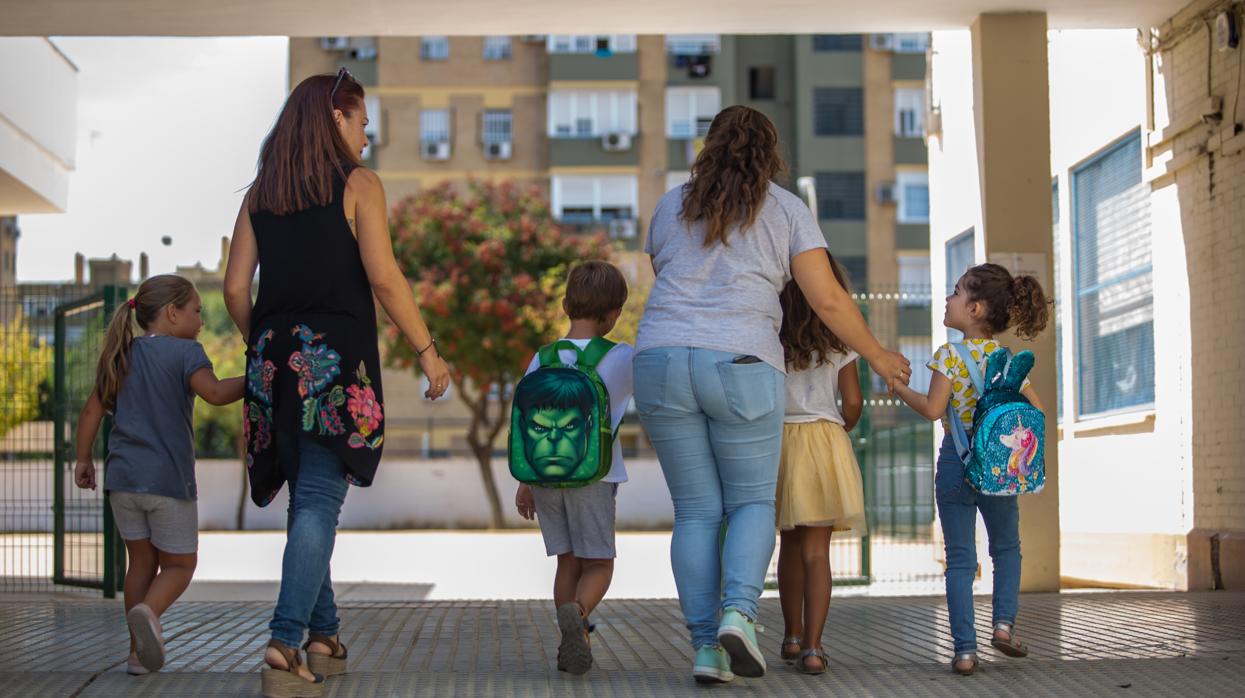 Los riesgos de sobrecargar la mochila: inclinación de la columna y menor volumen pulmonar