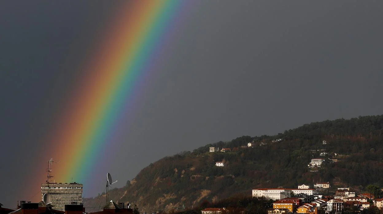 Vista de un arcoíris sobre San Sebastián