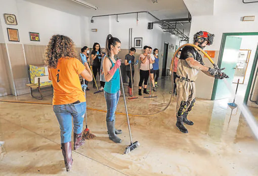 El claustro del Colegio de Educación Especial Antonio Sequerós de Orihuela se ha volcado en las labores de limpieza