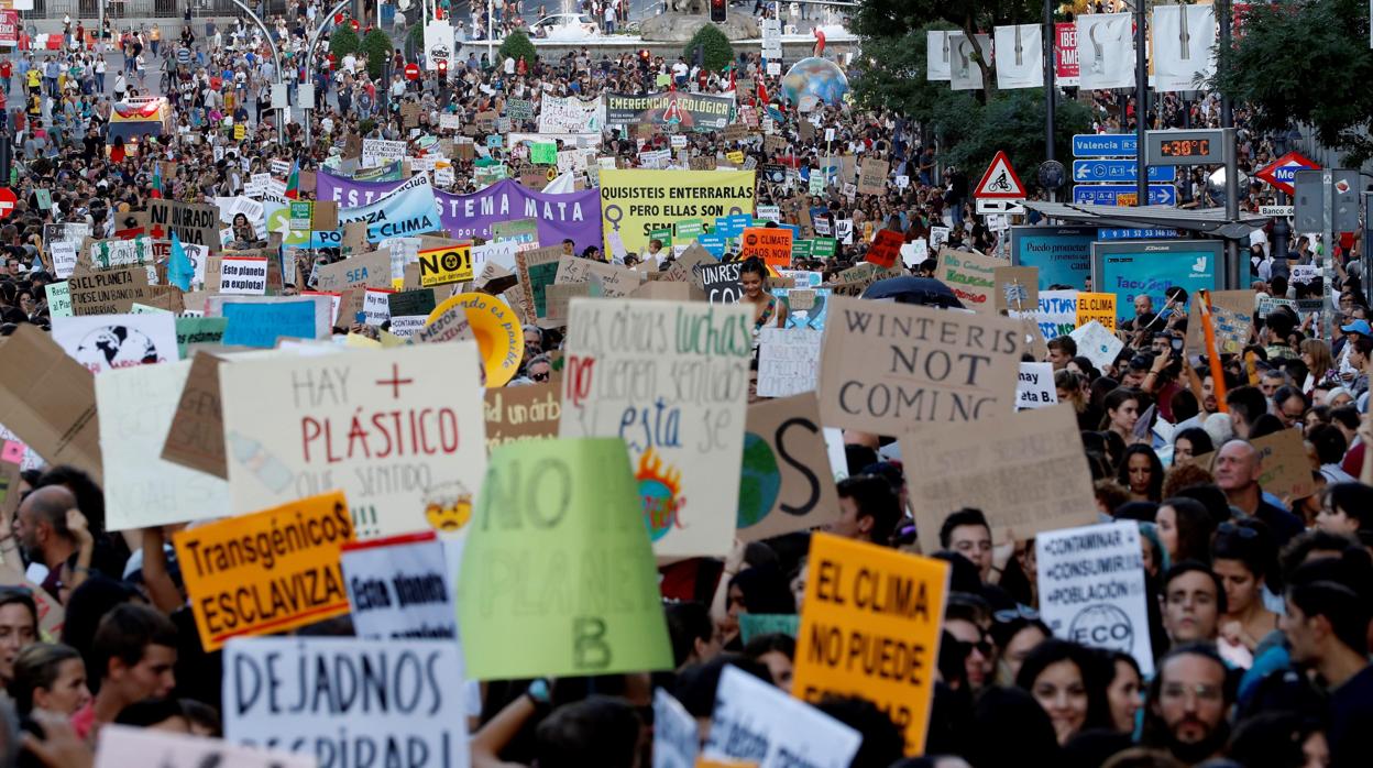 Miles de personas durante la manifestación de Madrid por la crisis climática