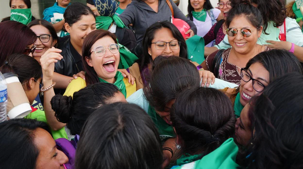 Feministas de la llamada «Marea Verde» celebran y ondean pañuelos luego de que el Congreso del estado de Oaxaca despenalizara este miércoles el aborto al aprobar un dictamen que autoriza la interrupción legal del embarazo antes de las 12 semanas de gestación, en Oaxaca (México)