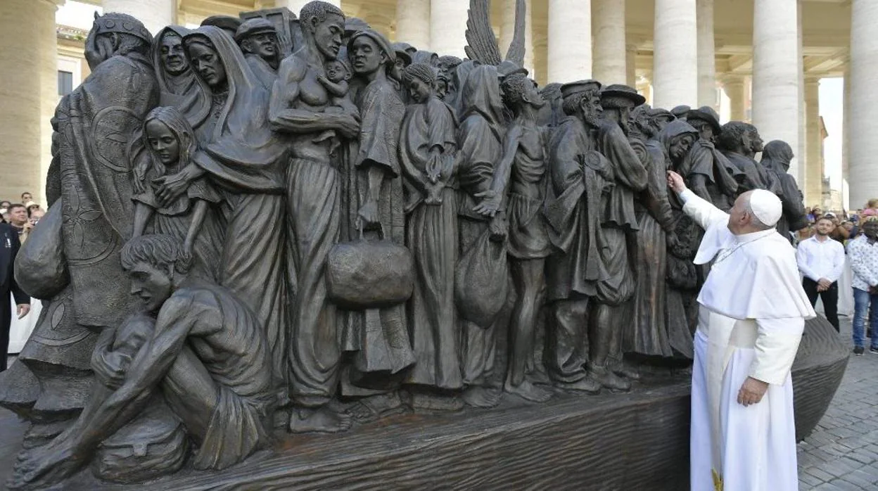 El Papa inaugura una impresionante estatua de refugiados en la plaza de San Pedro