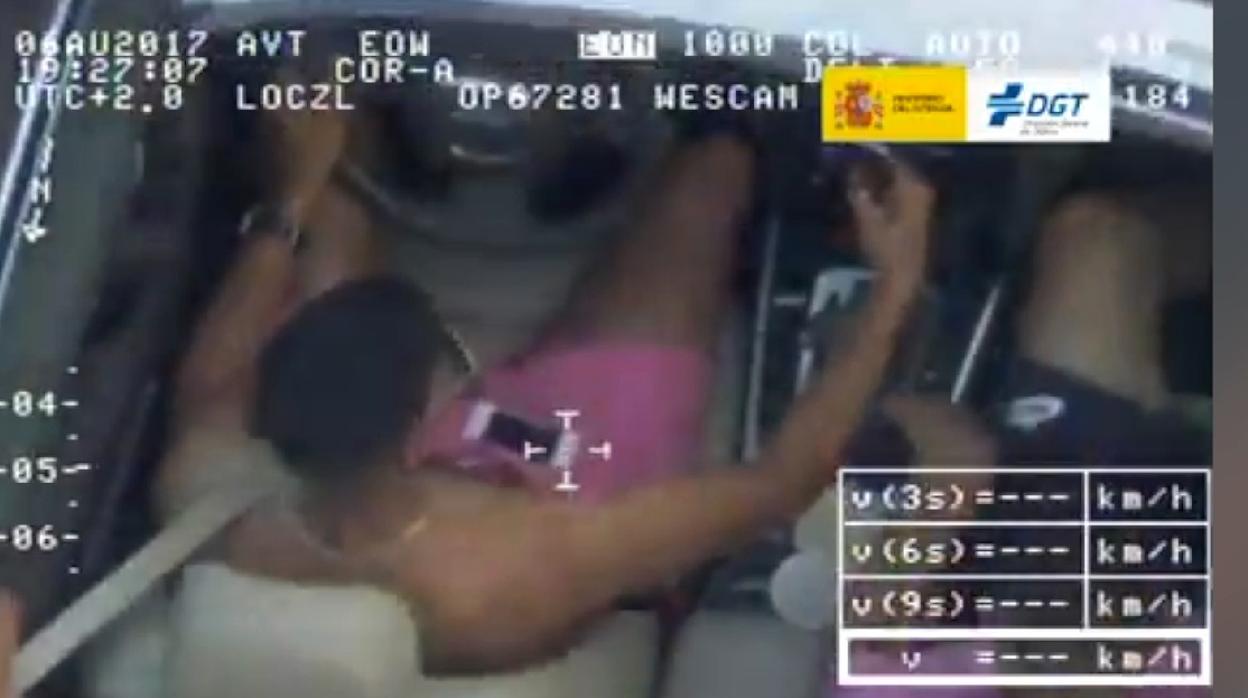 Captura de la grabación de un helicóptero Pegasus a un conductor cuando usabe el móvil al volante y se hacía una autofoto