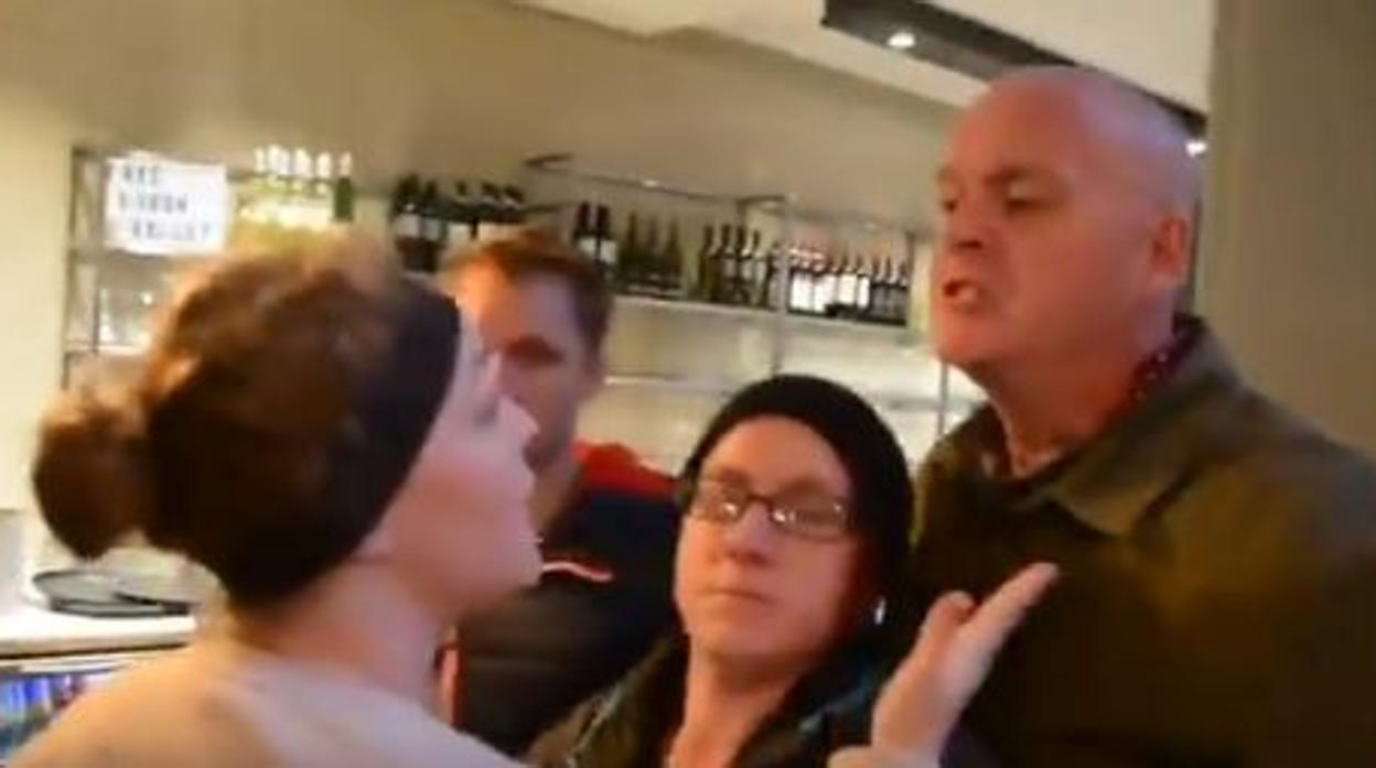 Un hombre da un puñetazo a una activista vegana que entró a protestar en una pizzería
