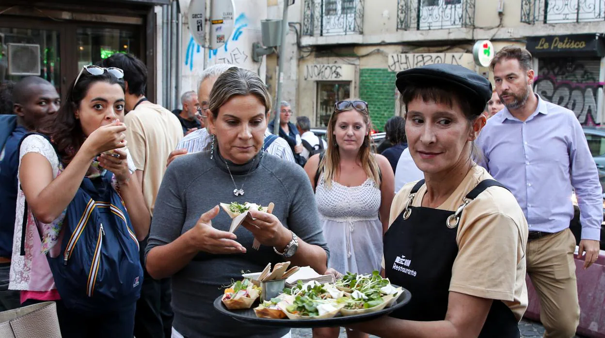 Lisboa inaugura el primer restaurante donde los camareros eran personas sin hogar