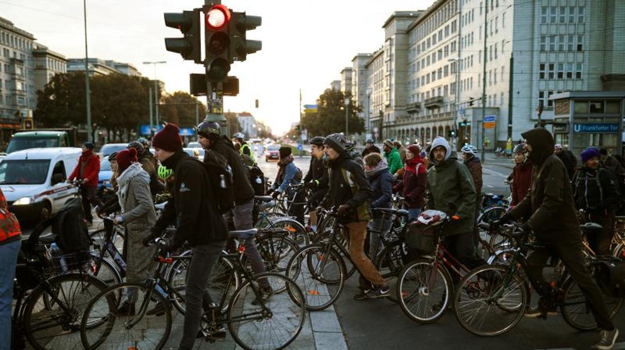 Activistas climáticos y simpatizantes del grupo Extinción Rebelion dificultan el tráfico en Berlín