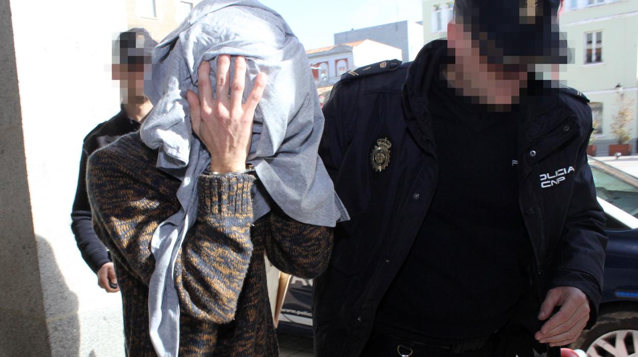Agentes de la Policía Nacional conducen al detenido por agresión a su exmujer al Juzgado número 6 de Palencia, en marzo de 2017