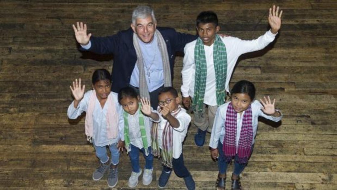 El prefecto apostólico de Battambang, Kike Figaredo junto a los niños de Camboya en Madrid
