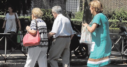 Un grupo de ancianos pasea por Sevilla