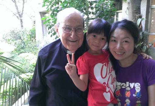 El padre De Rábago junto a una familia en Taiwán