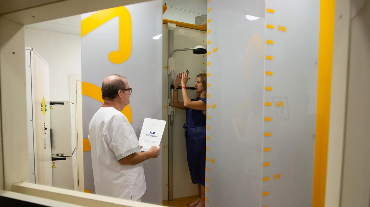 Una paciente recibe tratamiento de radiación con una nueva máquina en un hospital catalán