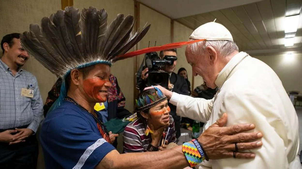 El Papa Francisco junto a un gupro de indígenas en el marco del sínodo de la Amazonia