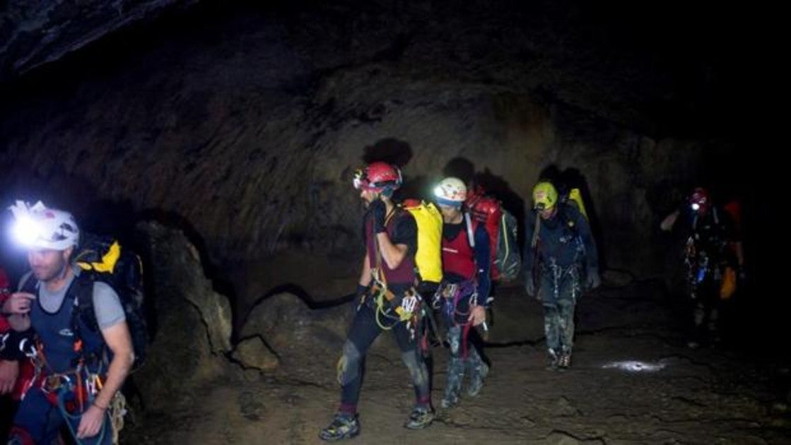 Los cuatro espeleólogos portugueses perdidos en la cueva de Cueto-Coventosa salen por su propio pie acompañados por varios miembros del grupo de rescate