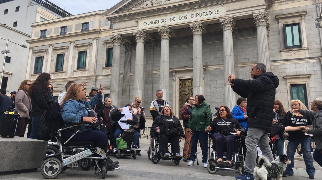 Afectados por la polio la mañana de este jueves frente al Congreso de los Diputados