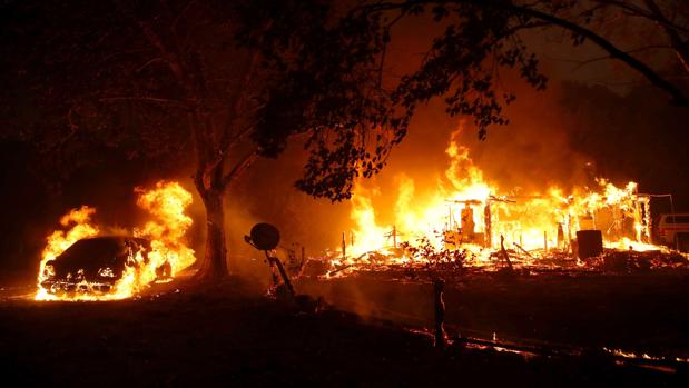 California evacúa a 180.000 personas ante una nueva oleada de incendios