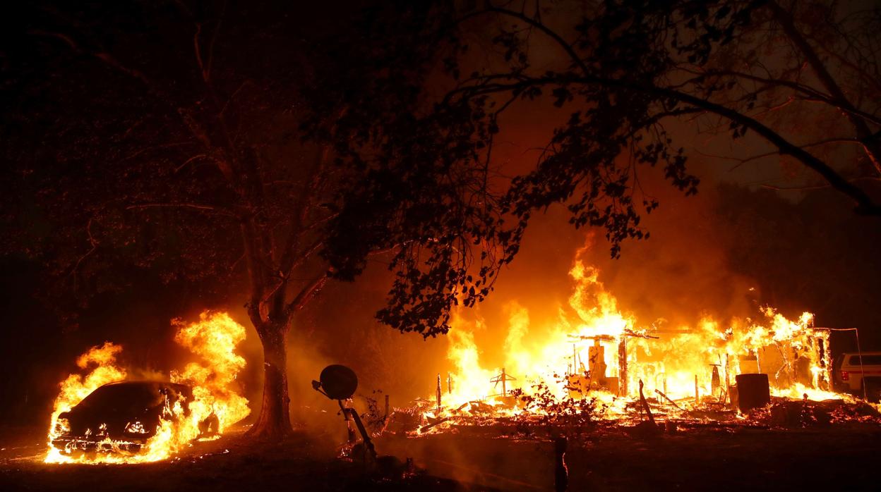 Casas ardiendo debido a los nuevos incendios que se suceden en California