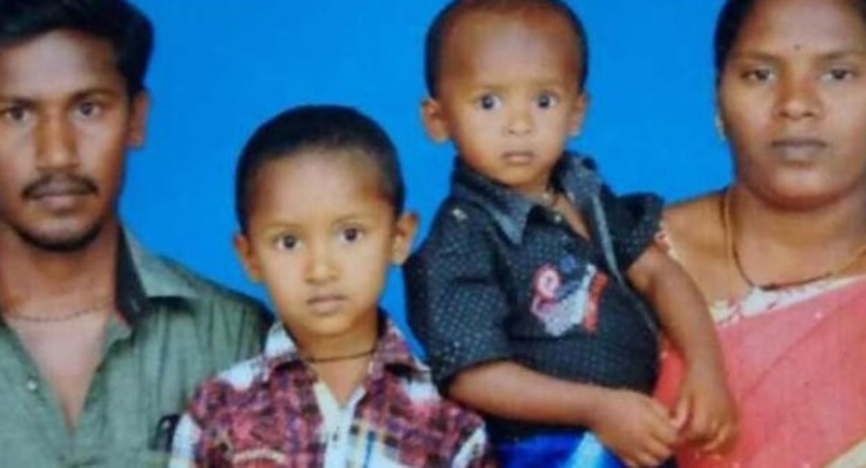 Foto de familia, con el pequeño en brazos de su madre, distribuida por el periódico indio New Indian Express