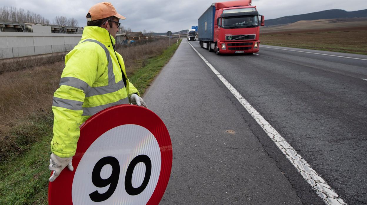 Imagen de enero, de un operario colocando la señal del límite de 90 km/h