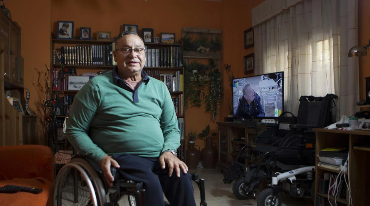 Pedro Cintas quedó atado a la silla de ruedas por el síndrome post polio, cuatro décadas después de que enfermara