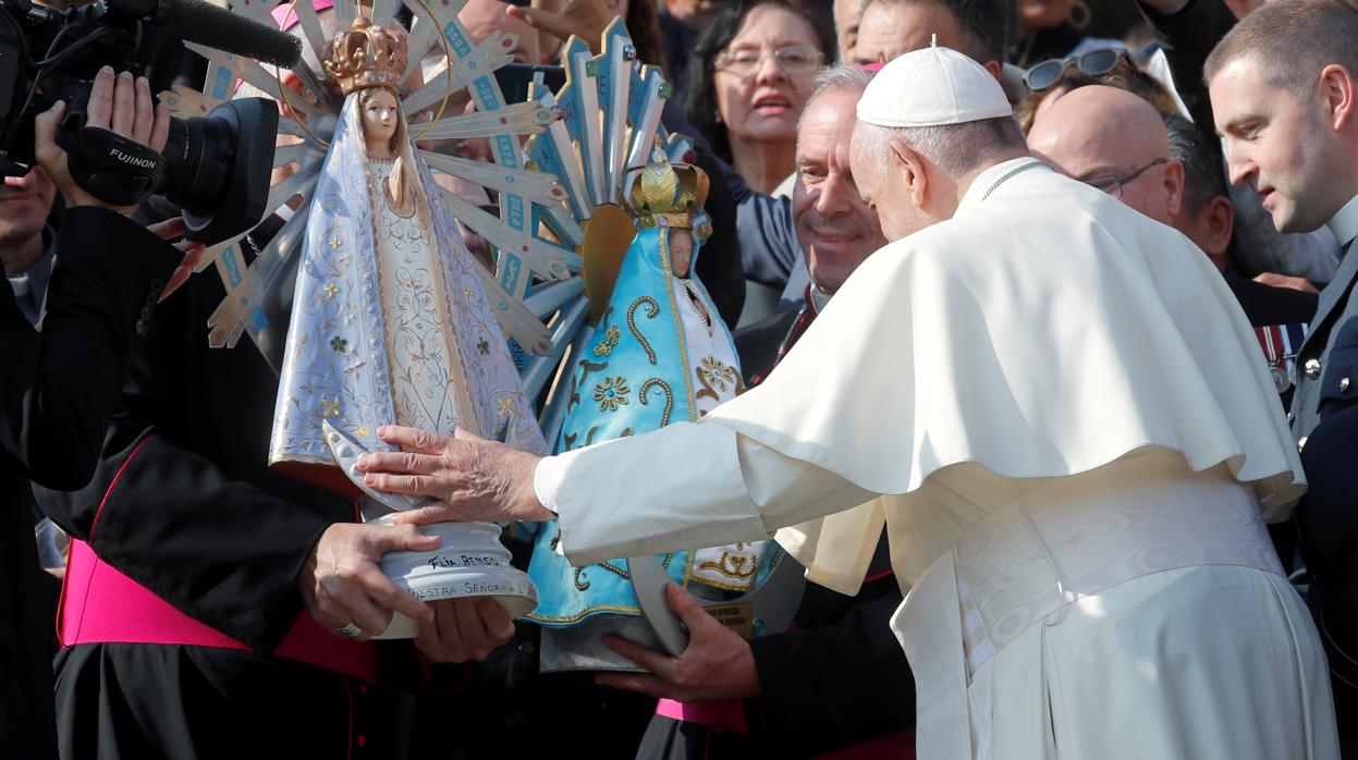 El Papa Francisco y la docena de participantes en el acto se abrazaron en la plaza de San Pedro