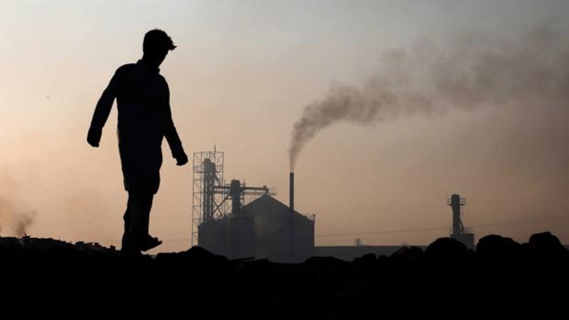 Columnas de humo emergen de chimeneas de un horno de ladrillos