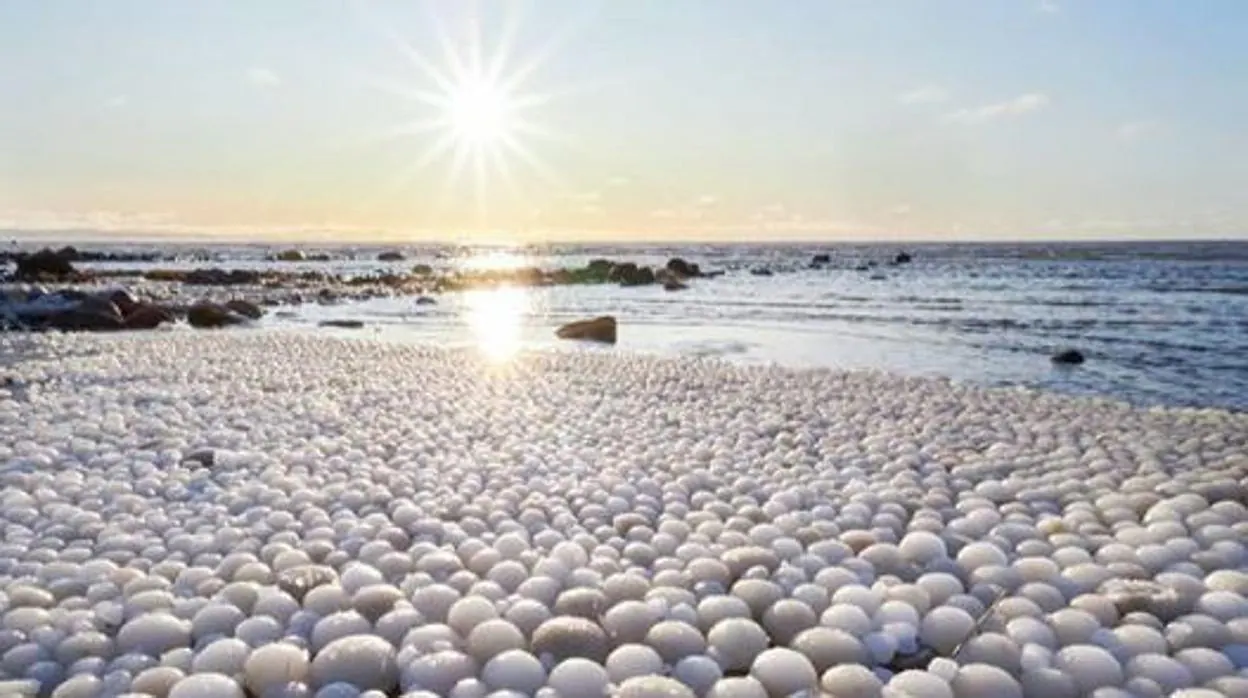 El increíble hallazgo de unos «huevos de hielo» en una playa en Finlandia