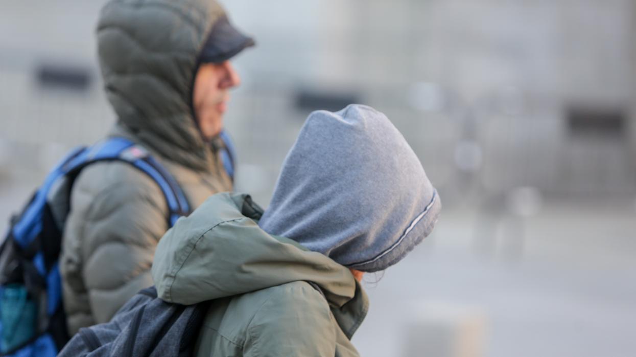 Dos jóvenes se protegen del frío en Madrid