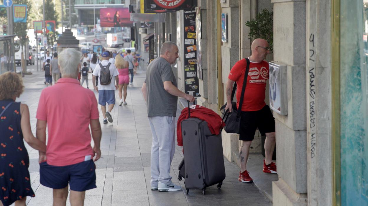 Imagen de archivo de gente paseando por Gran Vía, en Madrid