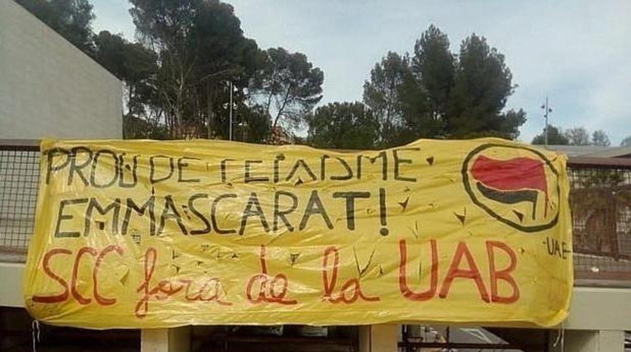 Pancarta de los estudiantes independentistas en el canmpus de la Universidad Autónoma de Barcelona