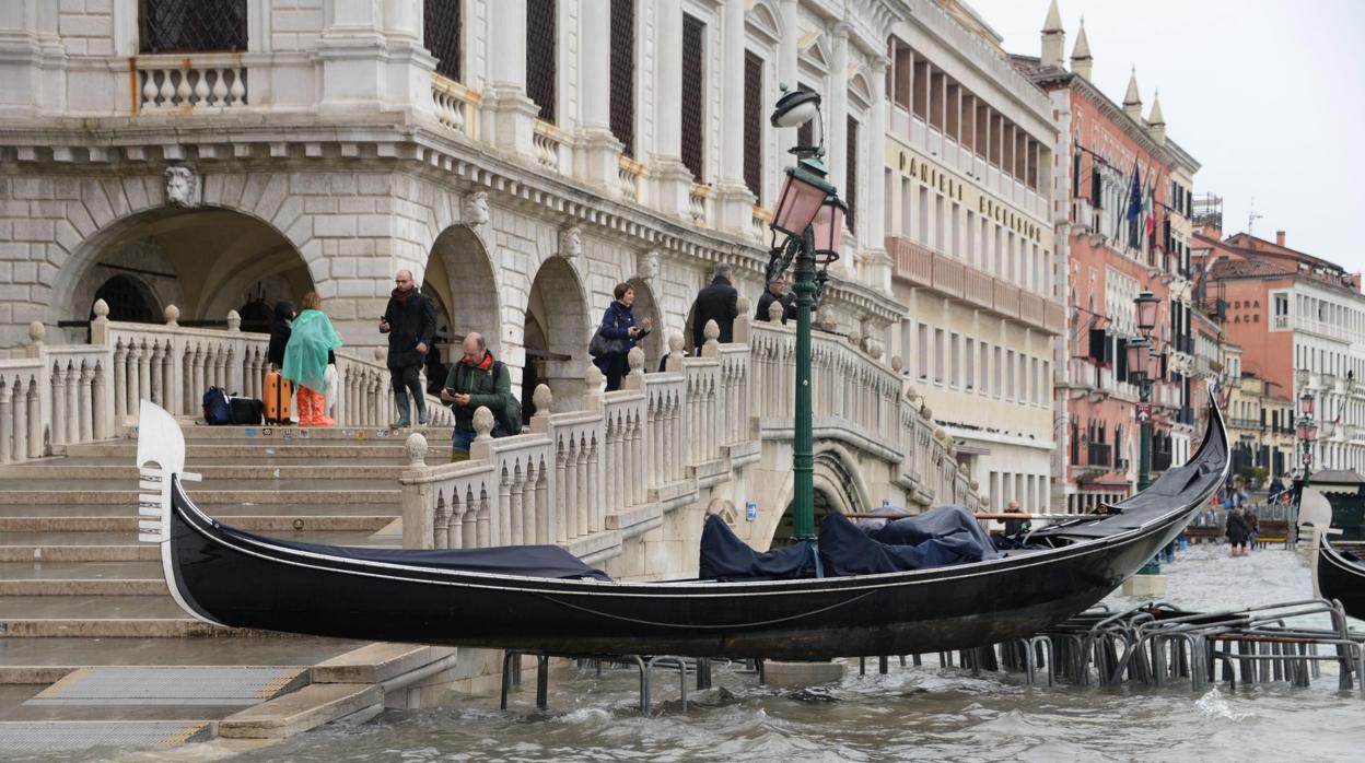 Una góndola sobre unas mesas en Venecia