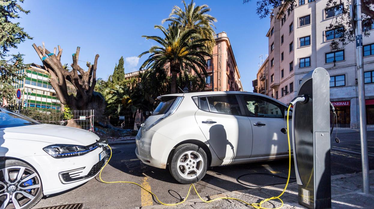 Vista de un coche eléctrico mientras carga la batería en el centro de Palma de Mallorca