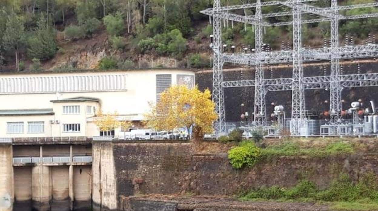 Vehículos a la entrada del edificio de la central hidroeléctrica gestionada por Endesa