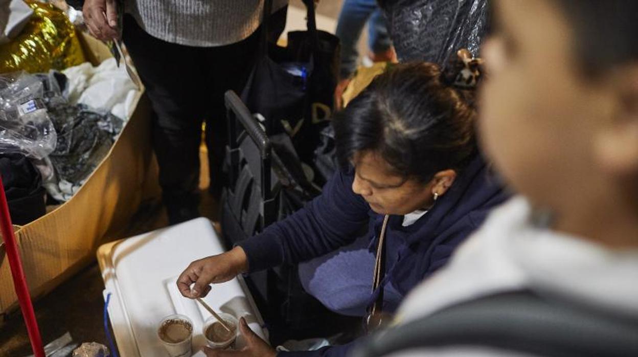 A las puertas de las dependencias del Samur Social, se arremolinan familias y refugiados