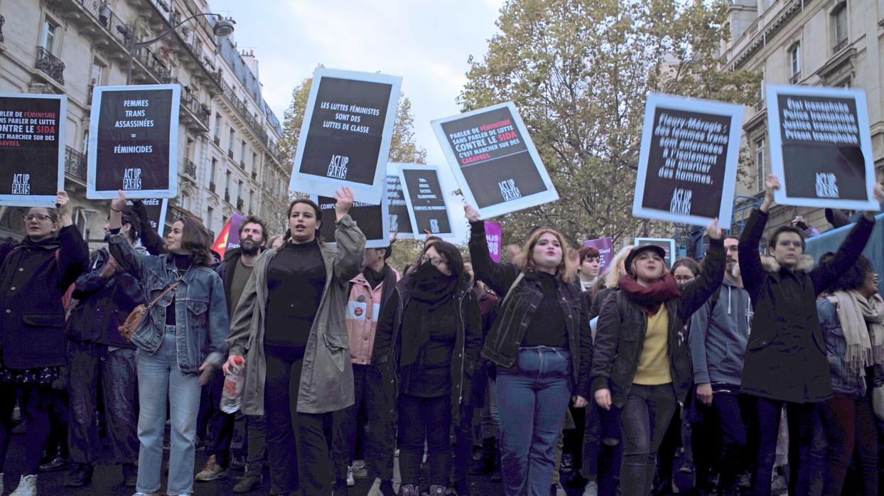 Manifestantes muestran pancartas contra la violencia contra las mujeres en París