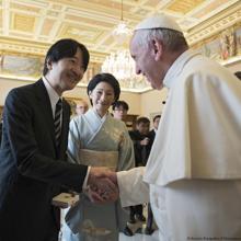 Fotografía facilitada por el diario de la Santa Sede «L'Osservatore Romano» del Papa Francisco (d), durante su encuentro con el Príncipe Akishino (i) de Japón y a su mujer, la princesa Kiko (c), en el Vaticano hoy, 12 de mayo de 2016.