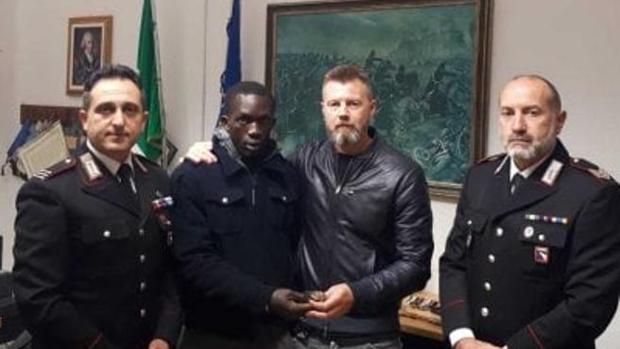 Un inmigrante encuentra un Rolex de oro en Italia, lo devuelve, y le dan un trabajo como recompensa