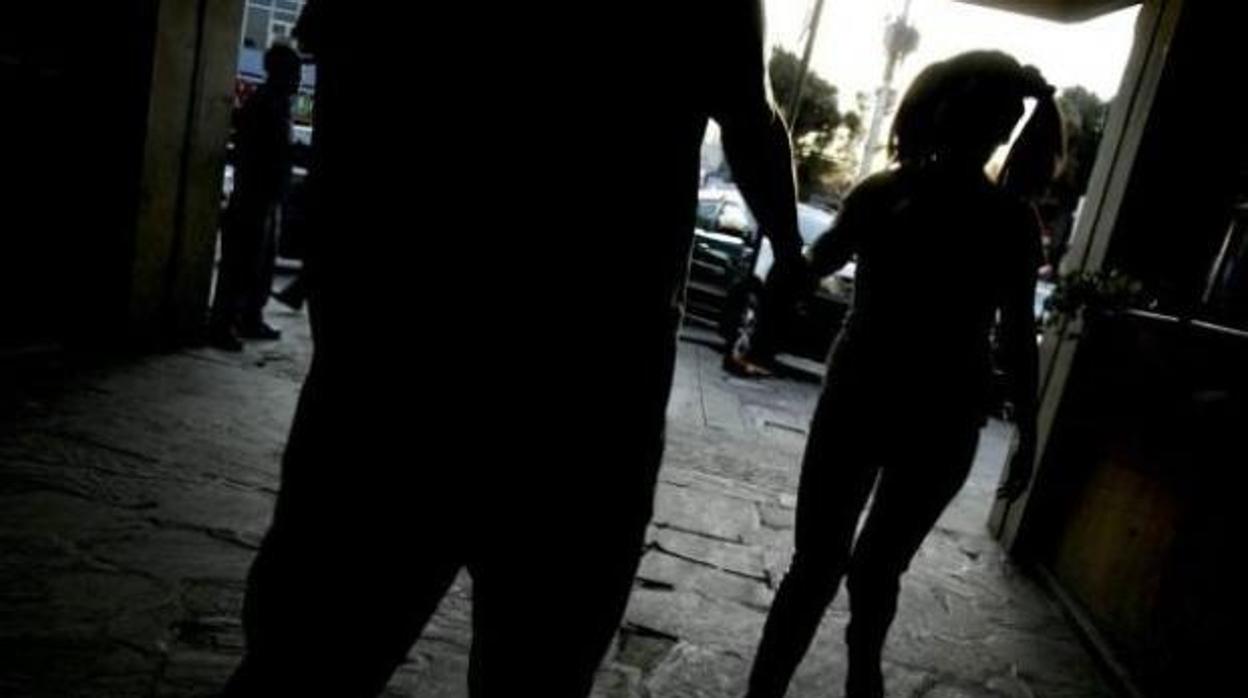 Una niña de doce años da a luz un bebé fruto de la violación de su padrastro