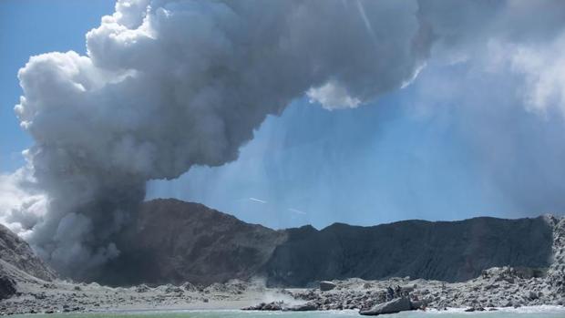 Al menos cinco muertos por la erupción del volcán de Isla Blanca en Nueva Zelanda