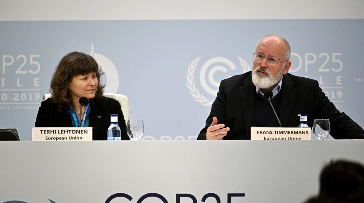 El vicepresidente ejecutivo de la Comisión Europea, Frans Timmermans y la asesora medioambiental Terhi Lehtonen, ayer en la Cumbre del CLima