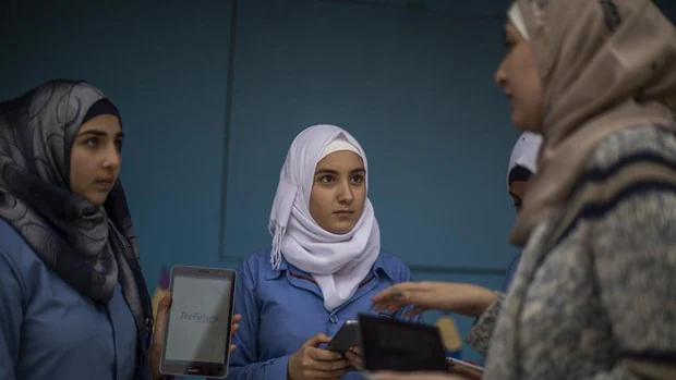 La escuela digital llega a los refugiados en Líbano y Malaui