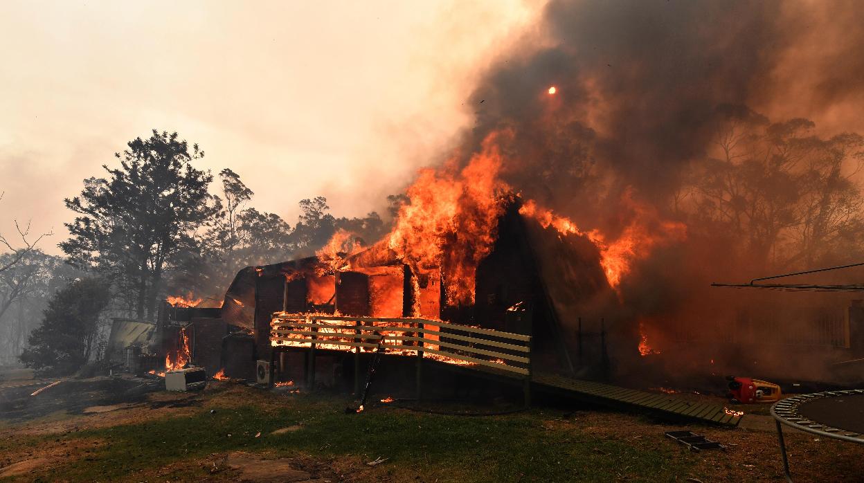 Una casa arde por los incendios forestales de Australia