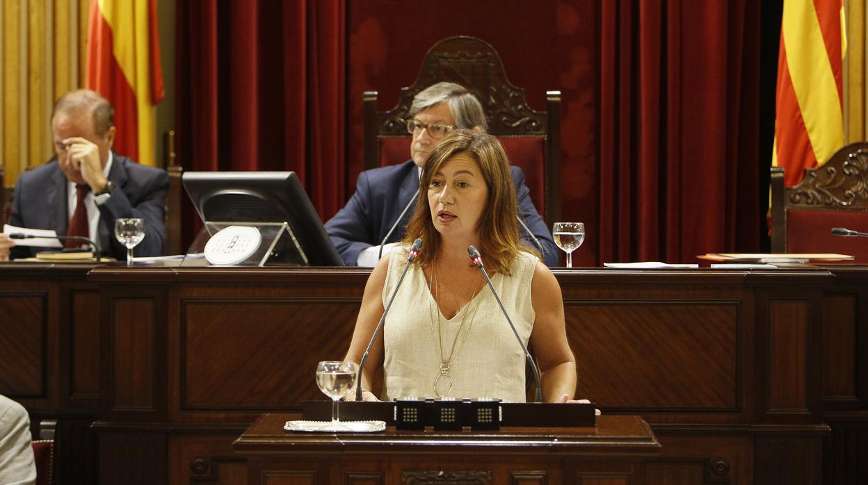 Francina Armengol en una sesión plenaria en el Parlamento de Islas Baleares