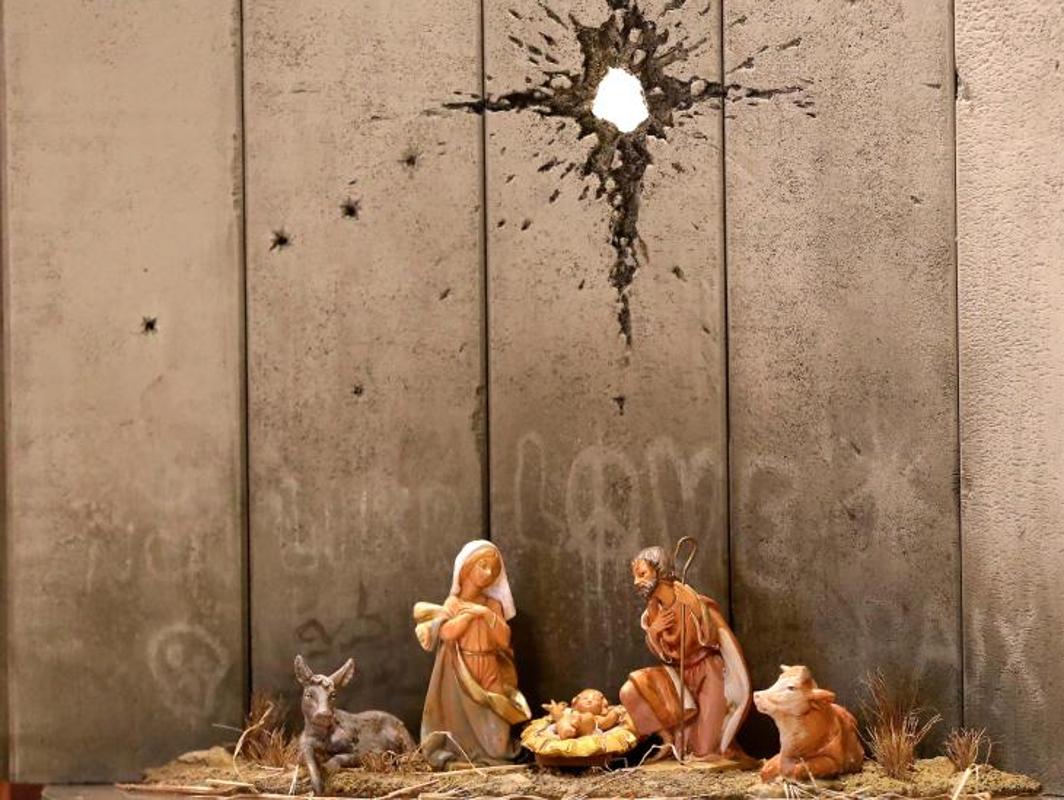 Banksy instala en Belén un provocador pesebre con muro y agujero de proyectil