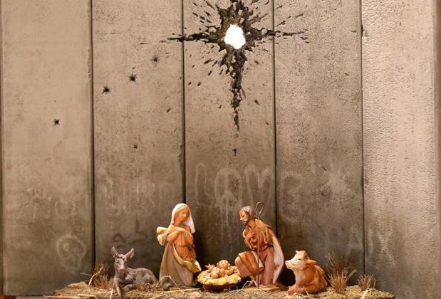 Banksy instala en Belén un provocador pesebre con muro y agujero de proyectil