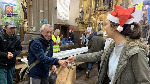 Jóvenes del Ateneo Universitario reparten bolsas de comida en la parroquia de San Antón